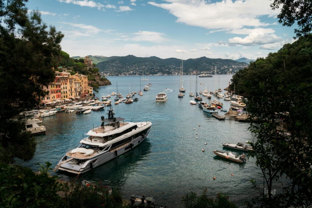 Lille lystbådhavn i Seborga med udsigt til bjerge med farverige huse.